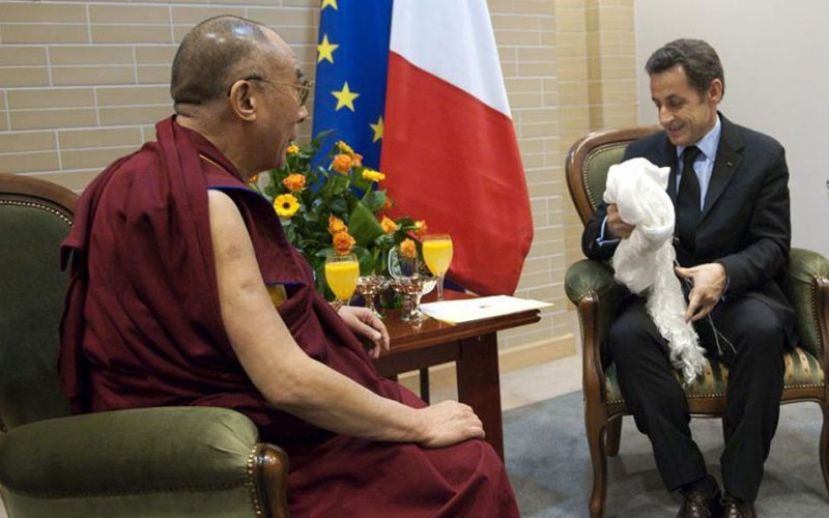 Китай осудил президента Франции за встречу с далай-ламой